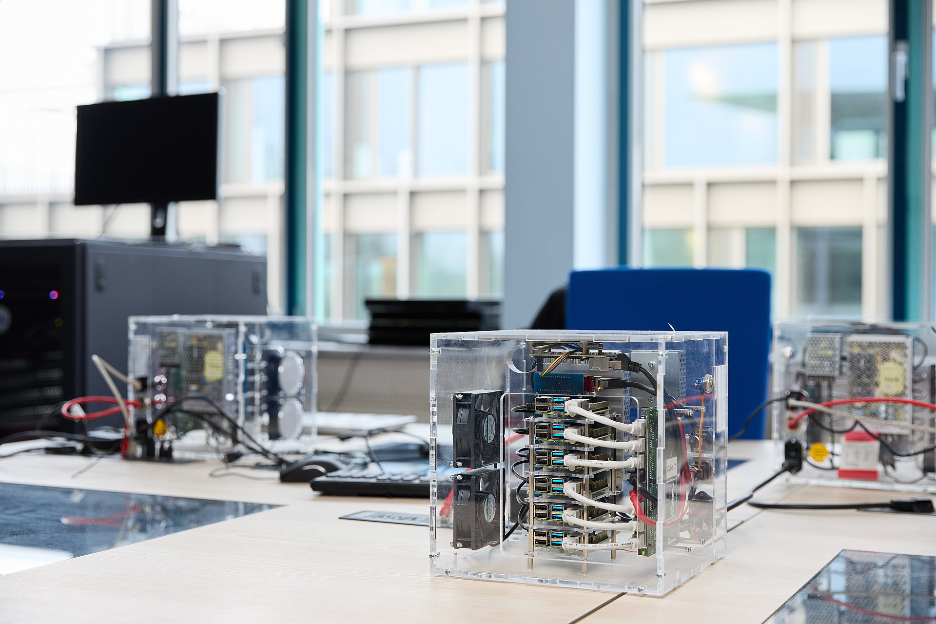 Informatik-Hardware auf Tisch