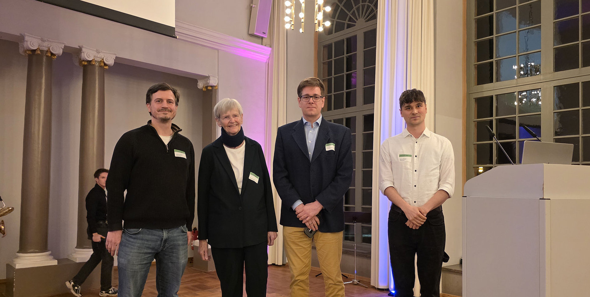 Foto des Startup-Teams Tobias Combé (links) und Darius Dinger (rechts) und Dörte Wörner und Prof. Dr. Markus Döhring