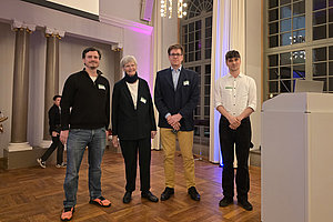 Startup-Team: Tobias Combé (links) und Darius Dinger (rechts) mit Dörte Wörner und Prof. Dr. Markus Döhing