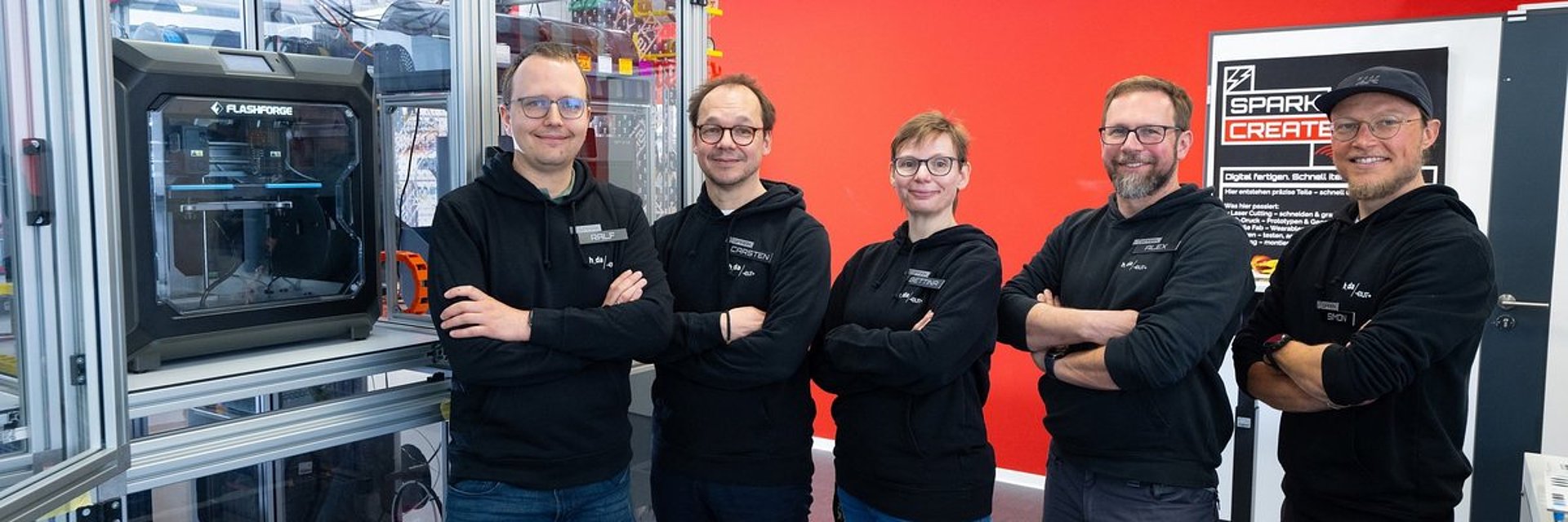 Prof. Dr. Ralf Kundel, Prof. Dr. Carsten Zahout-Heil, Bettina Kurz, Alexander König und Simon Nicklas aus den Fachbereichen Elektrotechnik und Informationstechnik und Informatik. Foto: h_da/Markus Schmidt